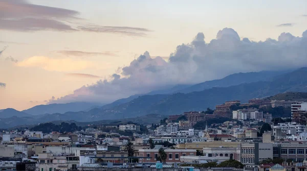 Casas Apartamentos Edifícios Uma Cidade Turística Messina Sicilia Itália Cloudy — Fotografia de Stock
