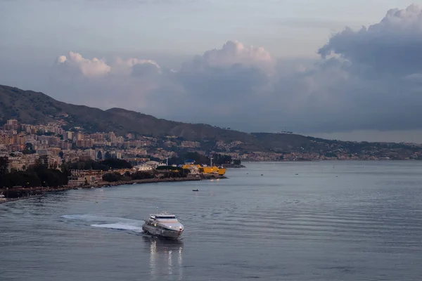 Porto Uma Cidade Turística Messina Sicília Itália Nublado Céu Nascer — Fotografia de Stock