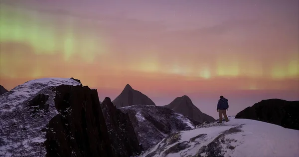 Kalandember Rocky Mountain Tájkép Tetején Természet Háttér Felhőtlen Égbolt Éjjel — Stock Fotó