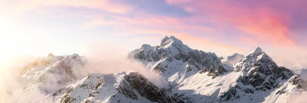 冬季加拿大高山景观覆盖雪地的飞机的空中景观 五彩斑斓的粉红天空艺术渲染 加拿大不列颠哥伦比亚省温哥华北部的Squamish附近 — 图库照片
