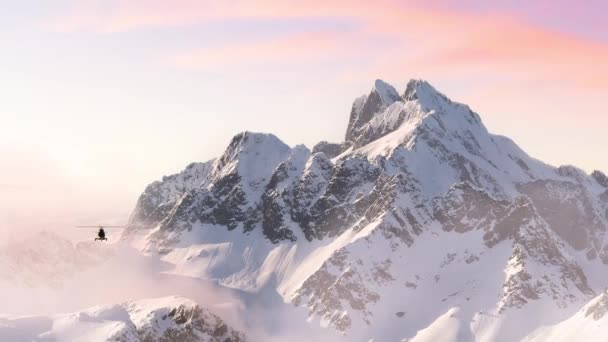 カラフルな夕日の間にロッキー山脈を飛んでヘリコプター 紀元前からの風景 スカミッシュとウィスラーの近くのカナダ 壮大な冒険の複合体 3Dレンダリングこんにちは 3Dイラスト 3Dイラスト — ストック動画