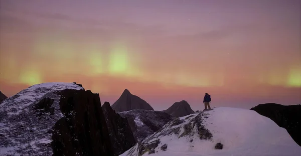Adventure Man Στην Κορυφή Του Τοπίου Rocky Mountain Φόντο Φύσης — Φωτογραφία Αρχείου