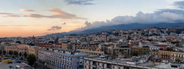 Casas Apartamentos Edificios Una Ciudad Turística Messina Sicilia Italia Nublado — Foto de Stock