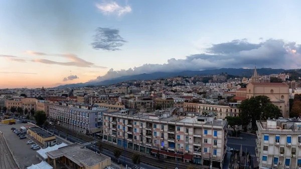 Casas Apartamentos Edificios Una Ciudad Turística Messina Sicilia Italia Nublado — Foto de Stock