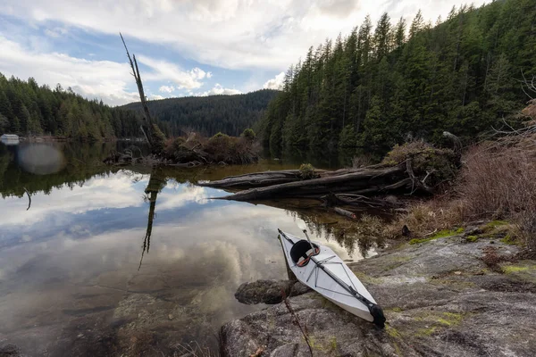 在平静的水面上划船 背景为加拿大山地景观 加拿大不列颠哥伦比亚省温哥华Buntzen湖 — 图库照片