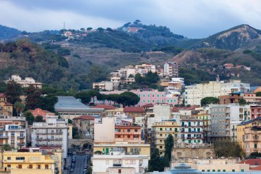 Messina, Sicilya, İtalya 'da turistik bir şehirde evler ve apartmanlar. Bulutlu Gündoğumu Gökyüzü. Havadan