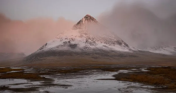 Rocky Mountain Peaks Durante Cielo Dorado Del Amanecer Representación Obras —  Fotos de Stock