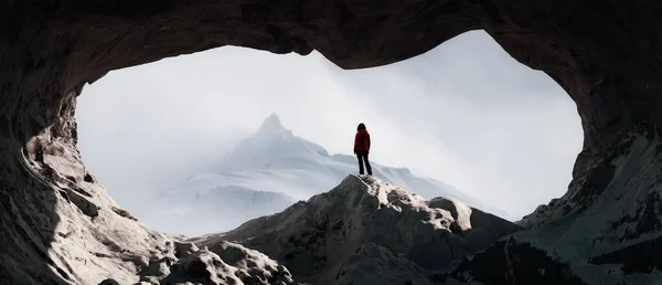 Adventurous Žena Stojící Skalnaté Jeskyni Zasněženými Horami Pozadí Vykreslování Uměleckých — Stock fotografie