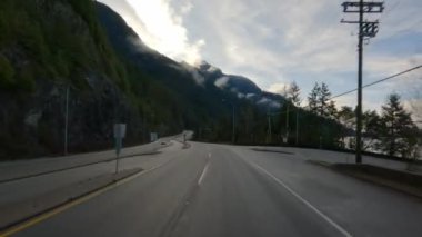 Squamish ve Vancouver, BC, Kanada arasındaki Sky Highway 'e gidiyoruz. Bulutlu ve güneşli Kış Gökyüzü.