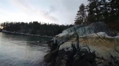 Pasifik Okyanusu 'nun batı kıyısındaki Rocky Shore. Fener Parkı, Batı Vancouver, BC, Kanada. Kış Günbatımı.
