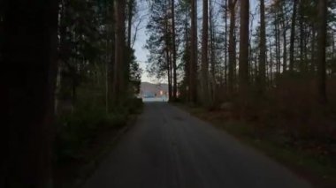 Stanley Park 'ta kış günbatımında araba kullanmak. Vancouver şehir merkezi, British Columbia, Kanada. Macera Yolculuğu. Yavaş Sinema Sineması