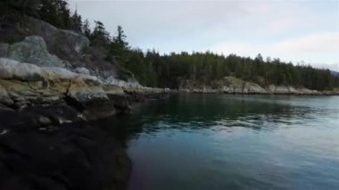 Pasifik Okyanusu 'nun batı kıyısındaki Rocky Shore. Fener Parkı, Batı Vancouver, BC, Kanada. Kış Günbatımı.