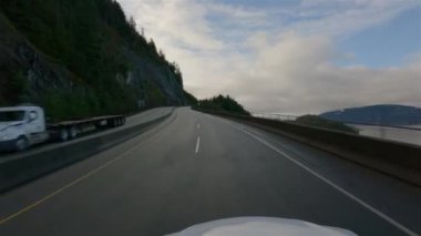 Squamish ve Vancouver, BC, Kanada arasındaki Sky Highway 'e gidiyoruz. Bulutlu ve güneşli Kış Gökyüzü.