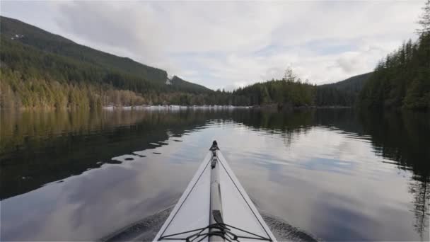カナダの山の風景の背景と穏やかな水でカヤック カナダのブリティッシュコロンビア州バンクーバーにあるブンツェン湖 スローモーション — ストック動画