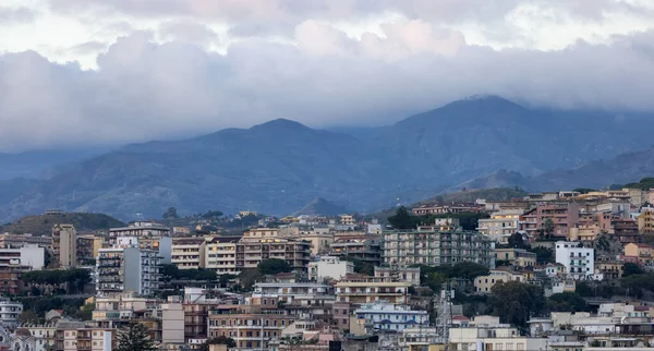 Casas Apartamentos Edifícios Uma Cidade Turística Messina Sicilia Itália Cloudy — Fotografia de Stock