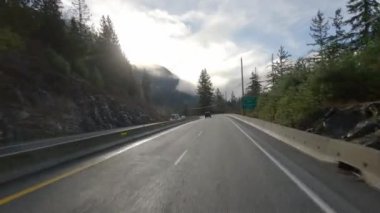 Vancouver, British Columbia, Kanada - 16 Şubat 2023: Sky Highway 'e gidiyorum. Bulutlu ve güneşli Kış Gökyüzü.