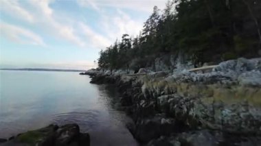 Pasifik Okyanusu 'nun batı kıyısındaki Rocky Shore. Fener Parkı, Batı Vancouver, BC, Kanada. Kış Günbatımı.