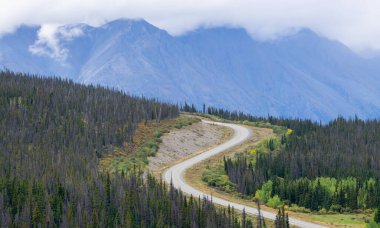 Sonbahar sezonu boyunca Kanada Doğa Dağları 'nda Manzaralı Yol. Yukon, Kanada 'da çekildi..