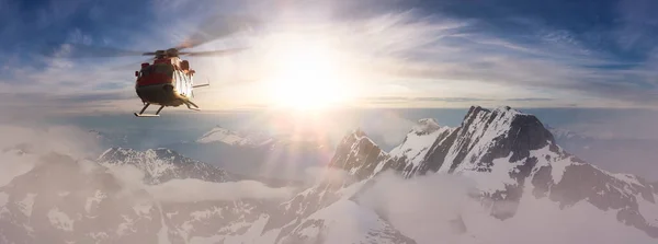 Vrtulník Letící Nad Skalistými Horami Během Barevného Západu Slunce Letecká — Stock fotografie