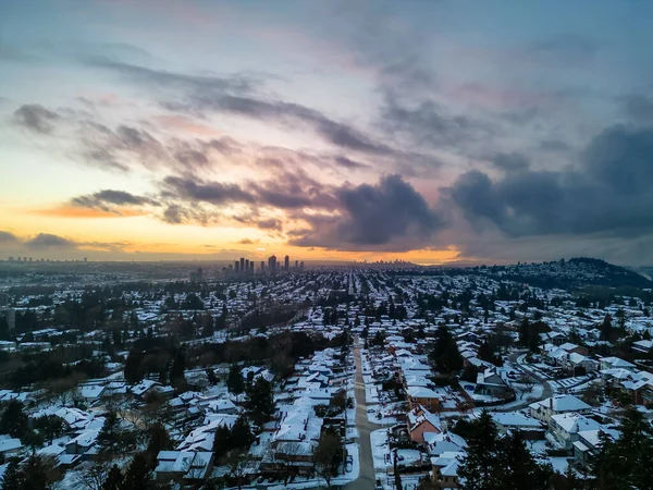 现代城市郊区的邻居被雪覆盖 伯纳比 温哥华 不列颠哥伦比亚 加拿大 空中冬季落日 — 图库照片