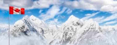 Ulusal Bayrak ile Kanada Dağları 'nın Havadan Panoramik Manzarası. 3 Boyutlu Kanada Bayrağı Birleşimi. British Columbia, Kanada 'dan.