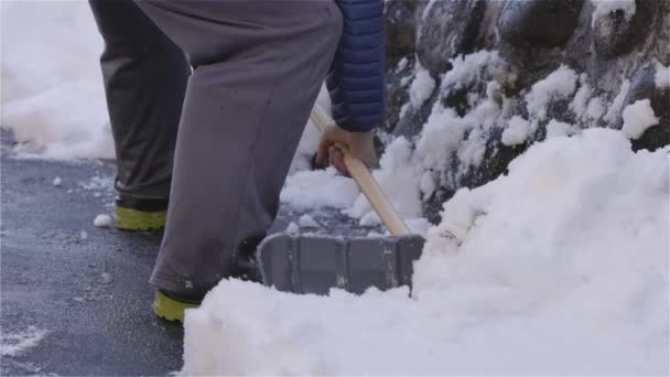 Nsan Kış Mevsiminde Garaj Yolundaki Karları Temizler Vancouver British Columbia — Stok video