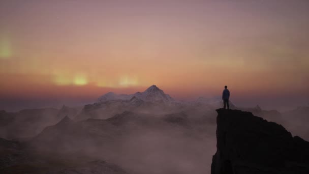 Adventure Man Sulla Cima Rocky Mountain Landscape Sfondo Naturale Cielo — Video Stock