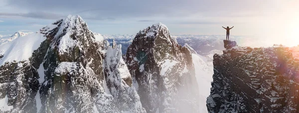 背景に岩の多い山々と氷のピークの上に立つ冒険的な女性ハイカー アドベンチャー コンポジット 3Dレンダリング岩 カナダのBcからの風景の空中画像 サンセット スカイ 3Dイラスト — ストック写真