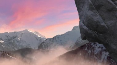 Altın gün doğumu gökyüzü boyunca Rocky Dağı Tepeleri. 3D Rending Artwork. Hava Görüntüleme Arkaplanı. 3D Illustration. 3B Görüntü