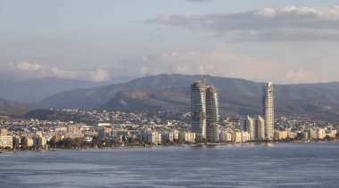 Deniz kıyısındaki modern şehir manzarası. Limasol, Kıbrıs. Şehir Binaları