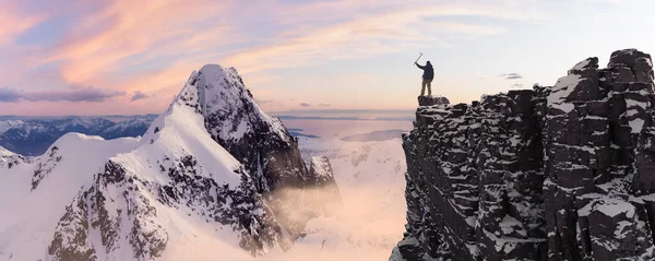 Adventurous Man Turista Stojí Vrcholu Ledového Vrcholu Skalnatými Horami Pozadí — Stock fotografie