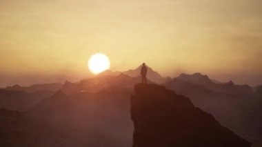 Maceracı Adam Rocky Dağı manzarasına bakıyor. Doğa Arkaplanı. Sunset 'te Bulutlu Gökyüzü. 3D görüntüleme. Havadan