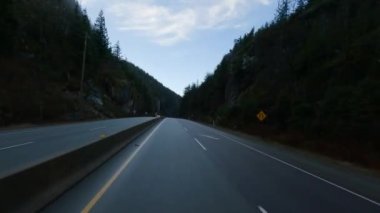 Squamish ve Vancouver, BC, Kanada arasındaki Sky Highway 'e gidiyoruz. Bulutlu ve güneşli Kış Gökyüzü.