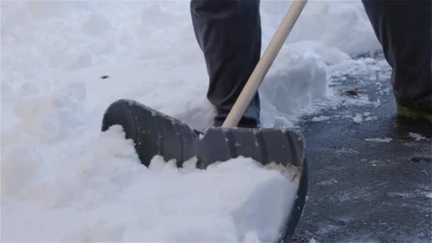 Ένας Άνθρωπος Φτυαρίζει Χιόνι Από Δρόμο Κατά Χειμερινή Περίοδο Βανκούβερ — Αρχείο Βίντεο