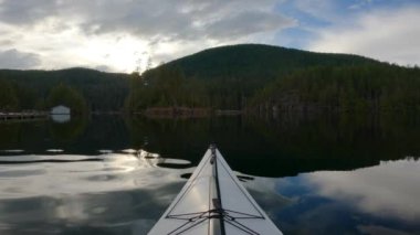 Kanada Dağ Peyzajı ile sakin suda kano yapmak. Vancouver 'daki Buntzen Gölü, British Columbia, Kanada. Yavaş Hareket