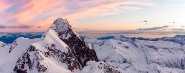 Kanada Dağ Manzarası 'nın Hava Panoramik Manzarası. Squamish, British Columbia, Kanada. Doğa Arkaplan Panoraması. Günbatımı Gökyüzü Sanatı Görüntüleyici