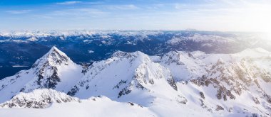 Kanada Dağ Manzarası 'nın Hava Panoramik Manzarası. Squamish, British Columbia, Kanada. Doğa Arkaplan Panoraması. Günbatımı Gökyüzü Sanatı Görüntüleyici