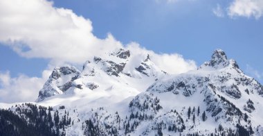 Gökyüzü Pilot Dağı karla kaplı. Kanada Peyzaj Doğa Arkaplanı. Squamish, BC, Kanada.
