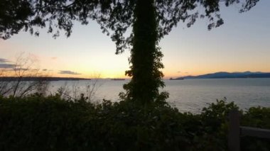 Stanley Park 'taki Ocean View kış günbatımında. Vancouver şehir merkezi, British Columbia, Kanada. Macera Yolculuğu. Yavaş Sinema Sineması