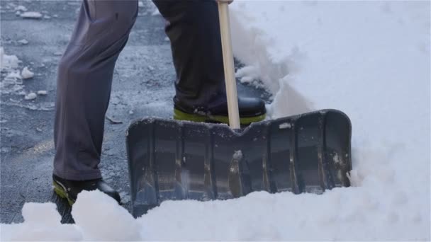 男は冬のシーズンに車道から雪をシャベル カナダのブリティッシュコロンビア州バンクーバー スローモーション — ストック動画