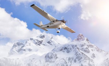 Kar altında, Sky Pilot Dağı yakınlarında uçan küçük bir uçak. Macera 3d Hazırlama Uçağı. Kanada Peyzaj Doğa Arkaplanı. Squamish, BC, Kanada.