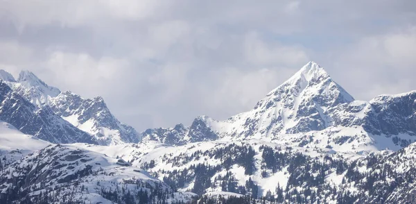 タンタラス山脈の山の雪に覆われた カナダの風景自然背景 スカミッシュ カナダ — ストック写真