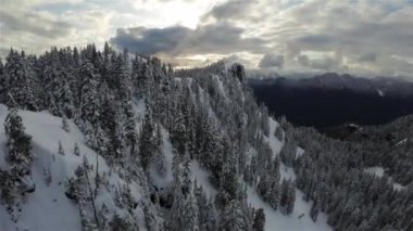 Kanada Rocky Dağı Kanada 'daki British Columbia' da karla kaplı. Bulutlu Günbatımı Gökyüzü. Hava Uçuşu