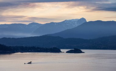 Gün batımında Howe Sound. Kanada Doğa Peyzajı. Batı Vancouver, British Columbia, Kanada.