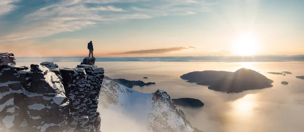 Περιπετειώδης Άνθρωπος Πεζοπόρος Στέκεται Στην Κορυφή Του Παγωμένου Κορυφή Βραχώδη — Φωτογραφία Αρχείου