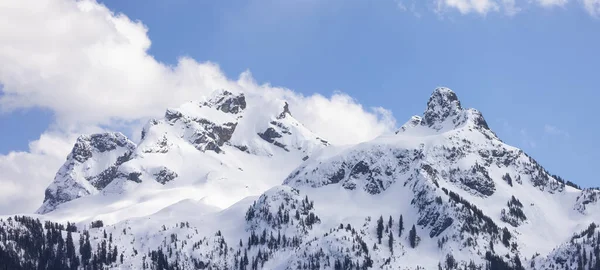 Sky Pilot Mountain Coperto Neve Canadese Paesaggio Natura Sfondo Squamish — Foto Stock