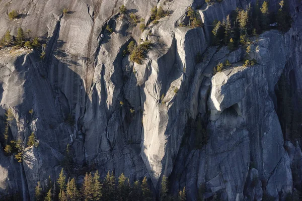 Klippiga Klippor Chief Mountain Squamish Kanada Naturbakgrund Solig Dag — Stockfoto