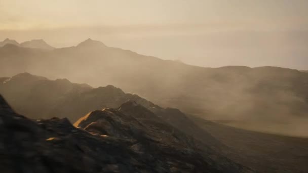 Rocky Mountain Peaks Bei Goldenem Sonnenuntergang Rendering Artwork Hintergrund Aus — Stockvideo