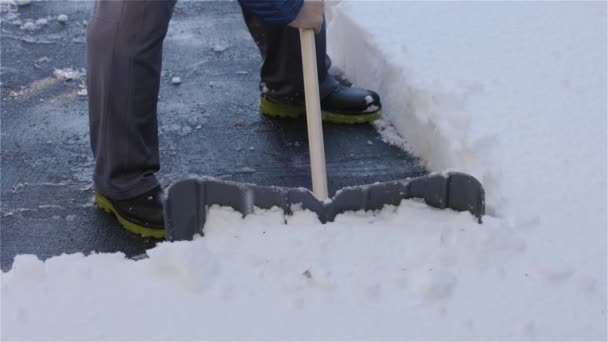 男は冬のシーズンに車道から雪をシャベル カナダのブリティッシュコロンビア州バンクーバー スローモーション — ストック動画