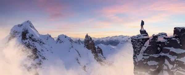 背景に岩の多い山々と氷のピークの上に立つ冒険的な男のハイカー アドベンチャー コンポジット 3Dレンダリング岩 カナダのBcからの風景の空中画像 サンセット スカイ 3Dイラスト — ストック写真